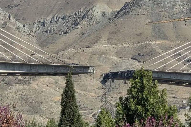 Pogođen najviši iranski most. Aragči: Neće nas natjerati na predaju