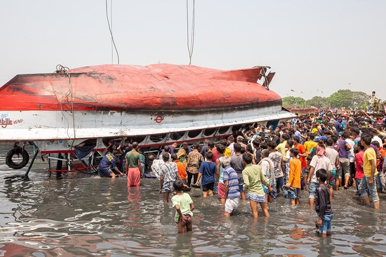 Najmanje 30 mrtvih i 100 ozlijeđenih u požaru trajekta u Bangladešu