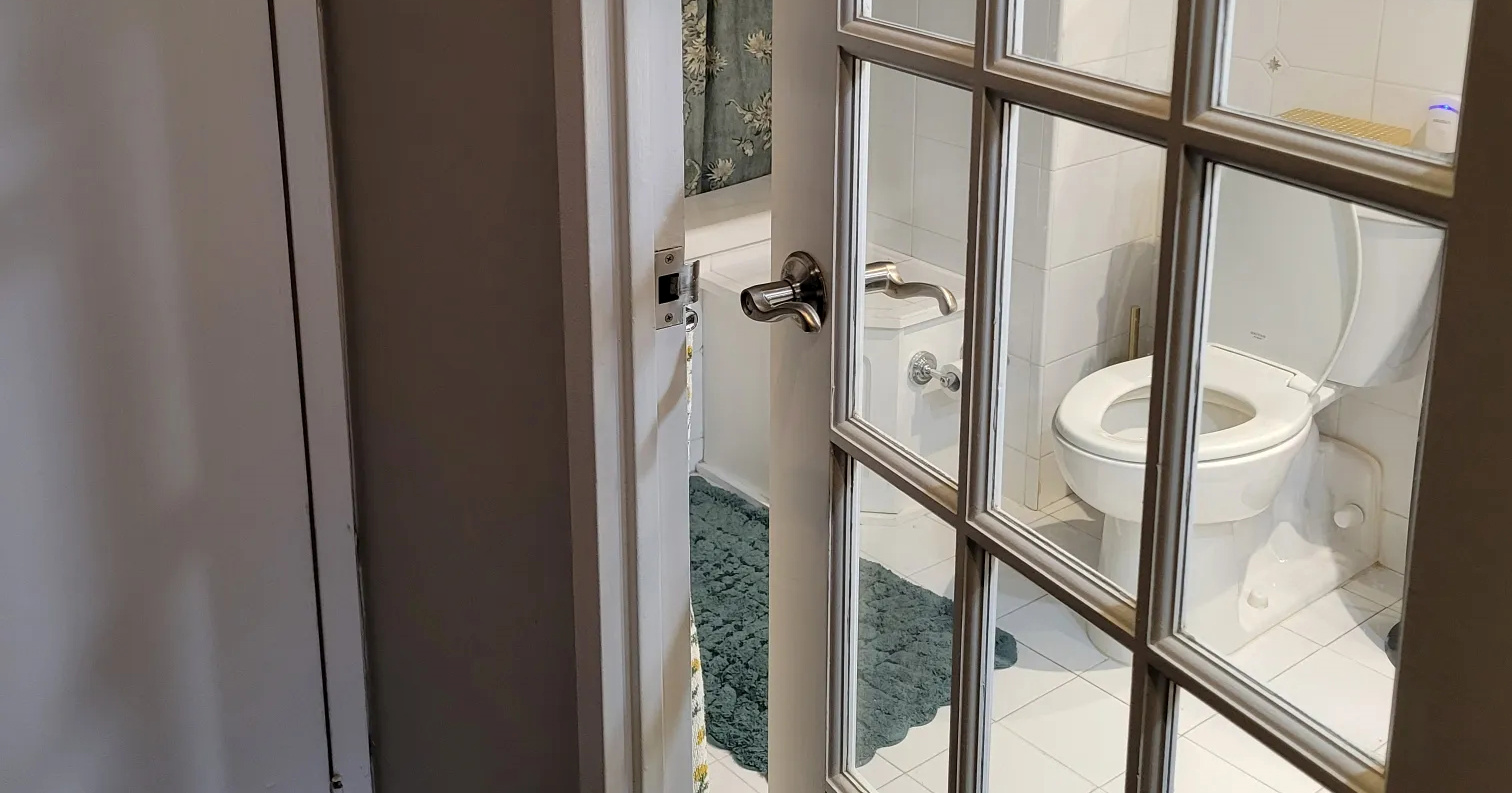 Neobična vrata kupaonice zbunila podstanare: "Zašto su staklena?"