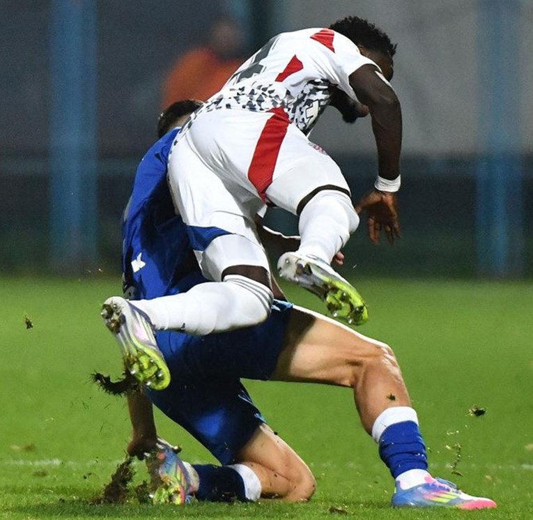 Igrač Slavena brutalno startao na hajdukovca. Objavljena reakcija sudaca i VAR sobe