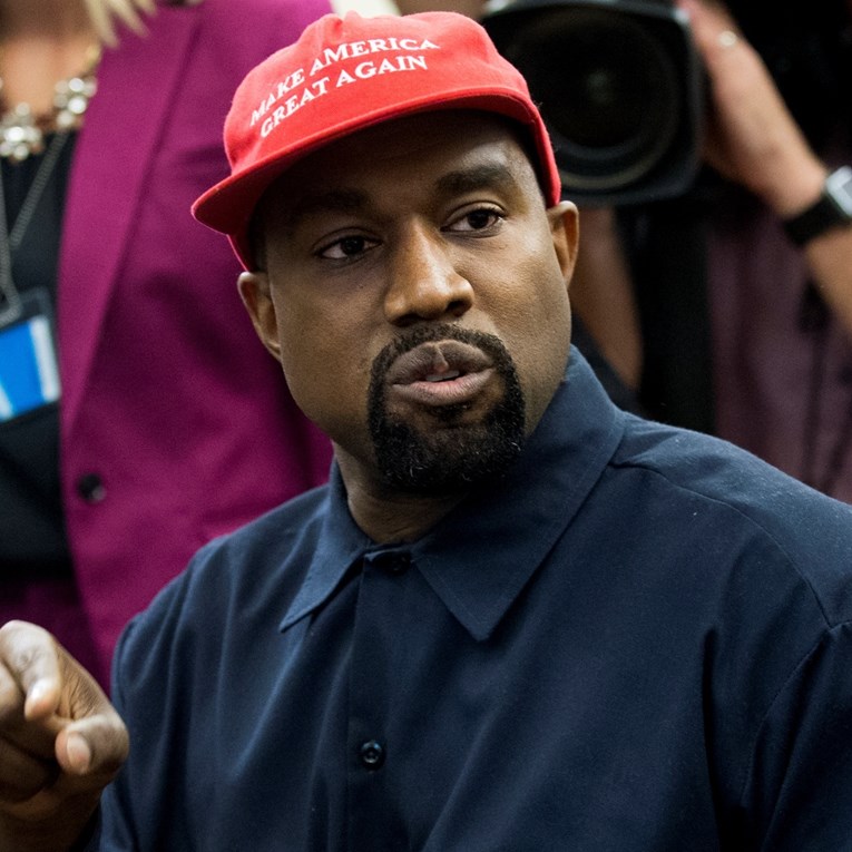 Kanye West objavio fotku uniforme Ku Klux Klana, razbjesnio tisuće