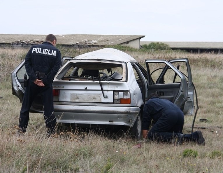 Netko je u Poreču ubacio pirotehničko sredstvo u auto. Šteta je velika