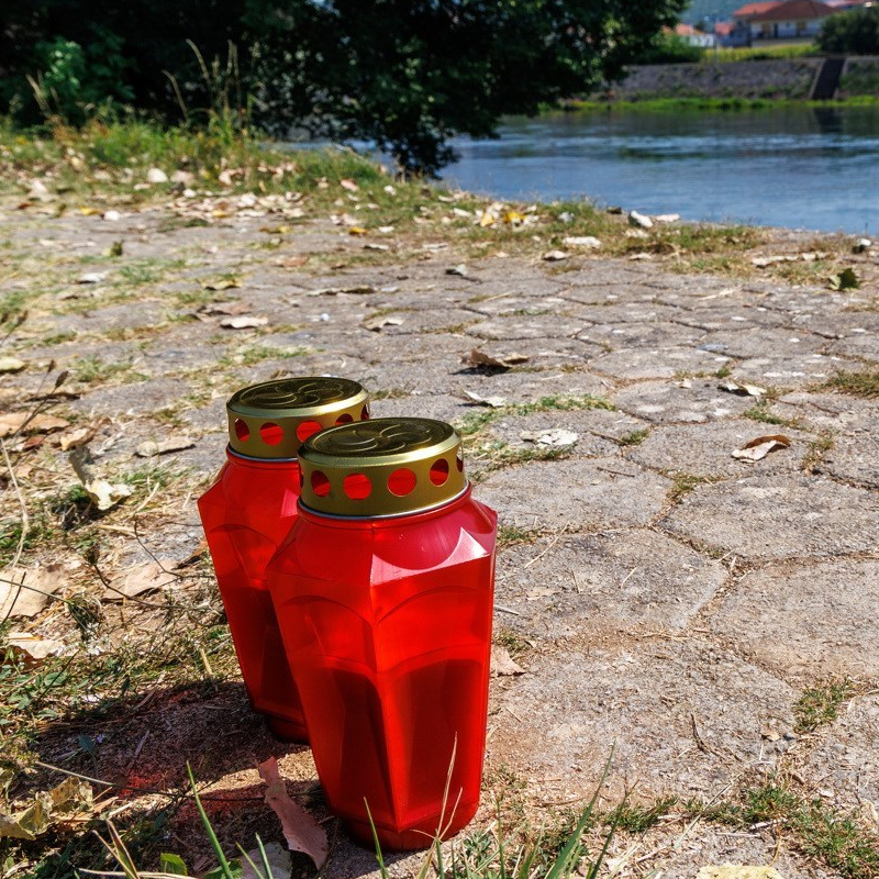 Za curicu koja se utopila u Trilju upaljena 94 lampaša na obali Cetine