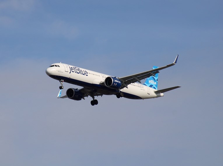 Vojni avion presjekao put putničkom zrakoplovu iznad Kariba, jedva izbjegnut sudar