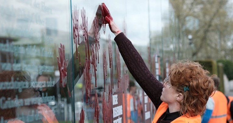 Aktivisti oštetili spomenik ustavu u Berlinu, namazali ga ljepljivom tekućinom
