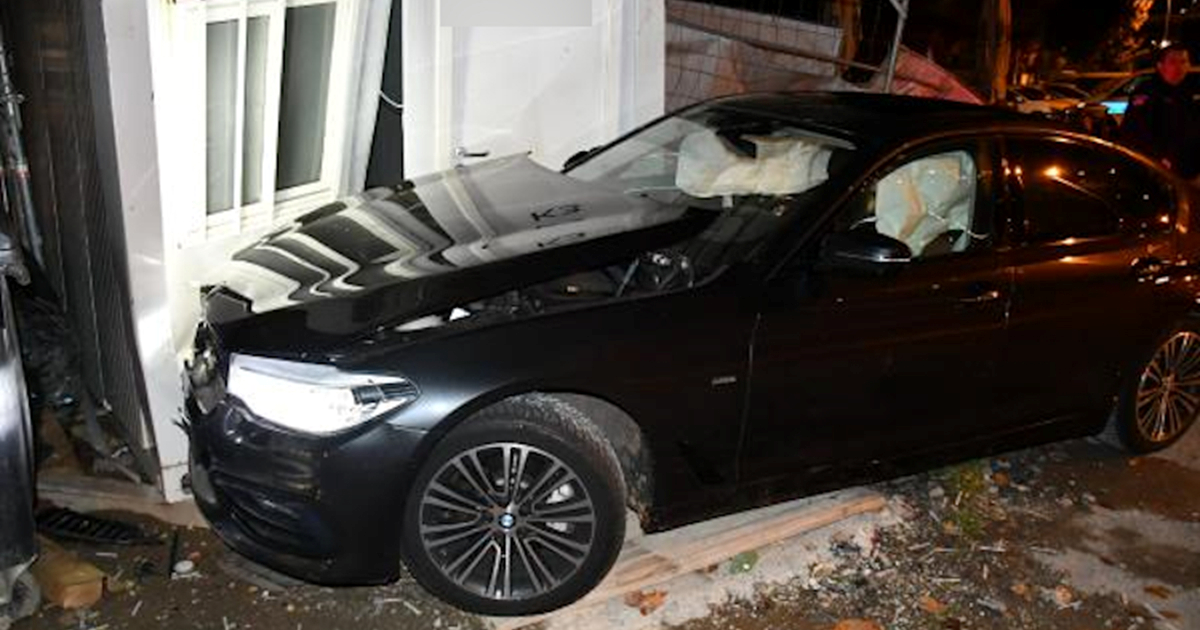 FOTO Autom se zabio u terasu kafića i kontejner u Zagrebu