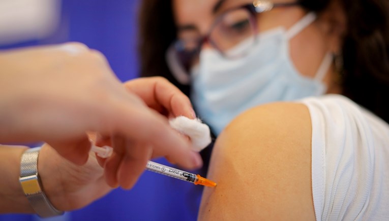 Kod Austrijanaca najčešće nuspojave imaju cijepljeni AstraZenecom
