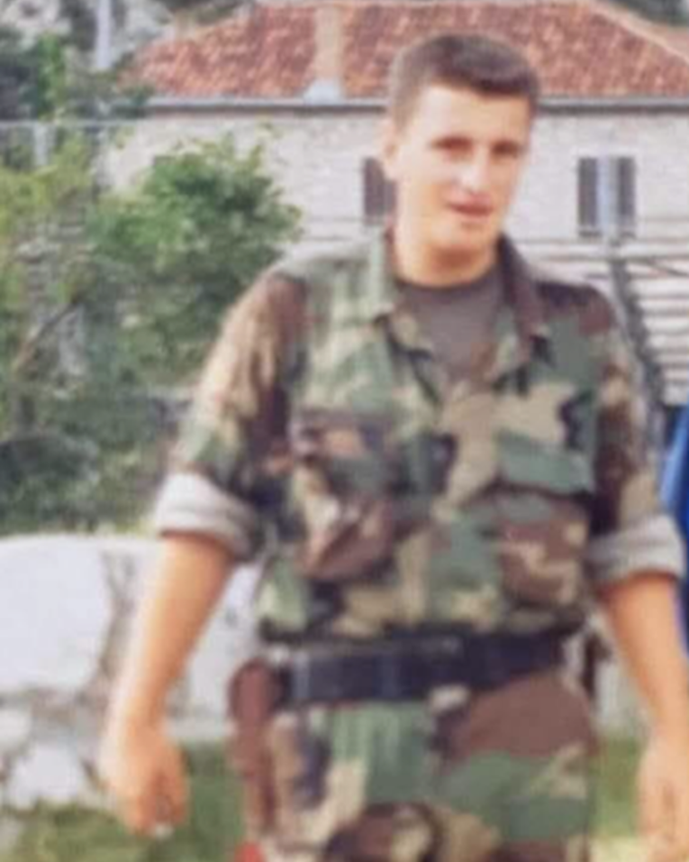 Bulj objavio fotku sebe na kninskoj tvrđavi 1995. godine