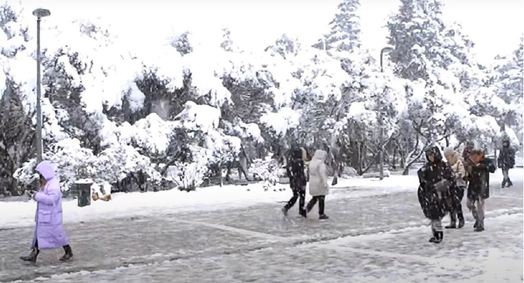 Obilan snijeg u Grčkoj. Zatvorene neke škole, pada i na turističkim otocima