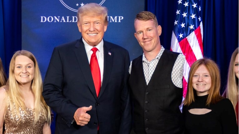 Kršćanski glazbenik koji je pjevao na Trumpovom skupu uhićen zbog dječje pornografije