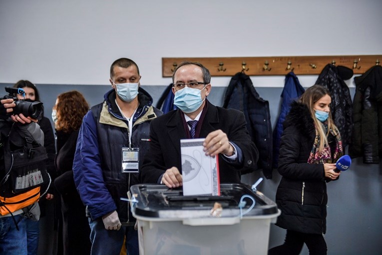 U tijeku su izbori na Kosovu, do 15 sati izašla trećina birača
