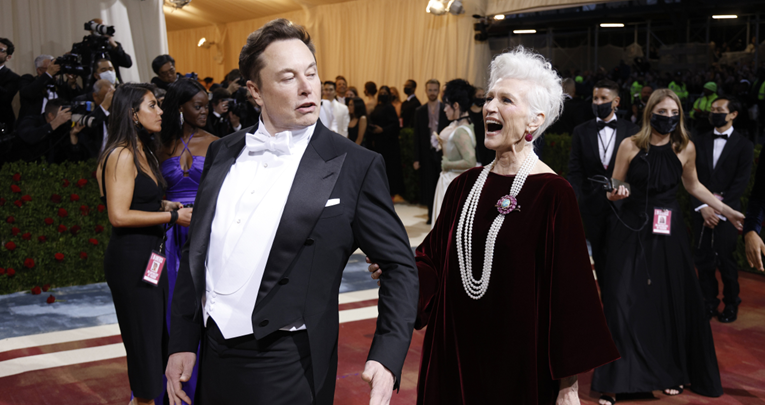 Majka Elona Muska: Kad dođem u SpaceX, moram spavati u garaži