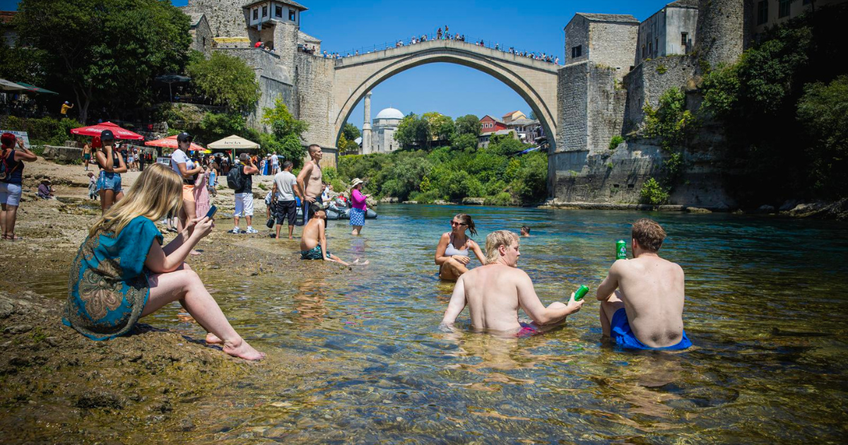 FOTO Ovako se ljudi u Mostaru bore s vrućinama