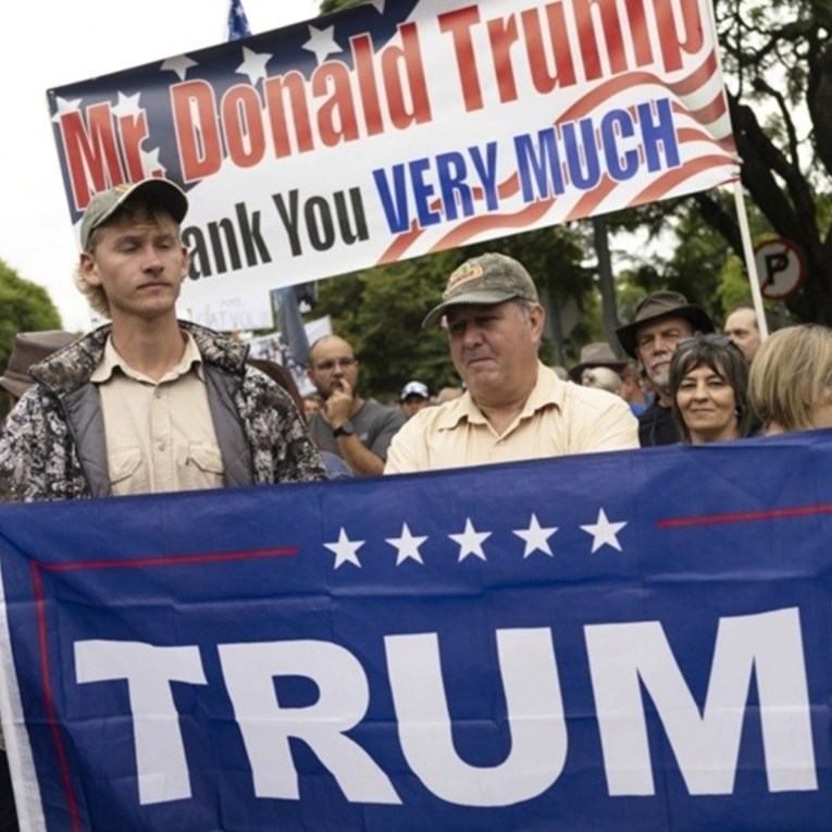 Trumpovi glasači oduševljeni početkom mandata. "Radi ono što je obećao i rastura"