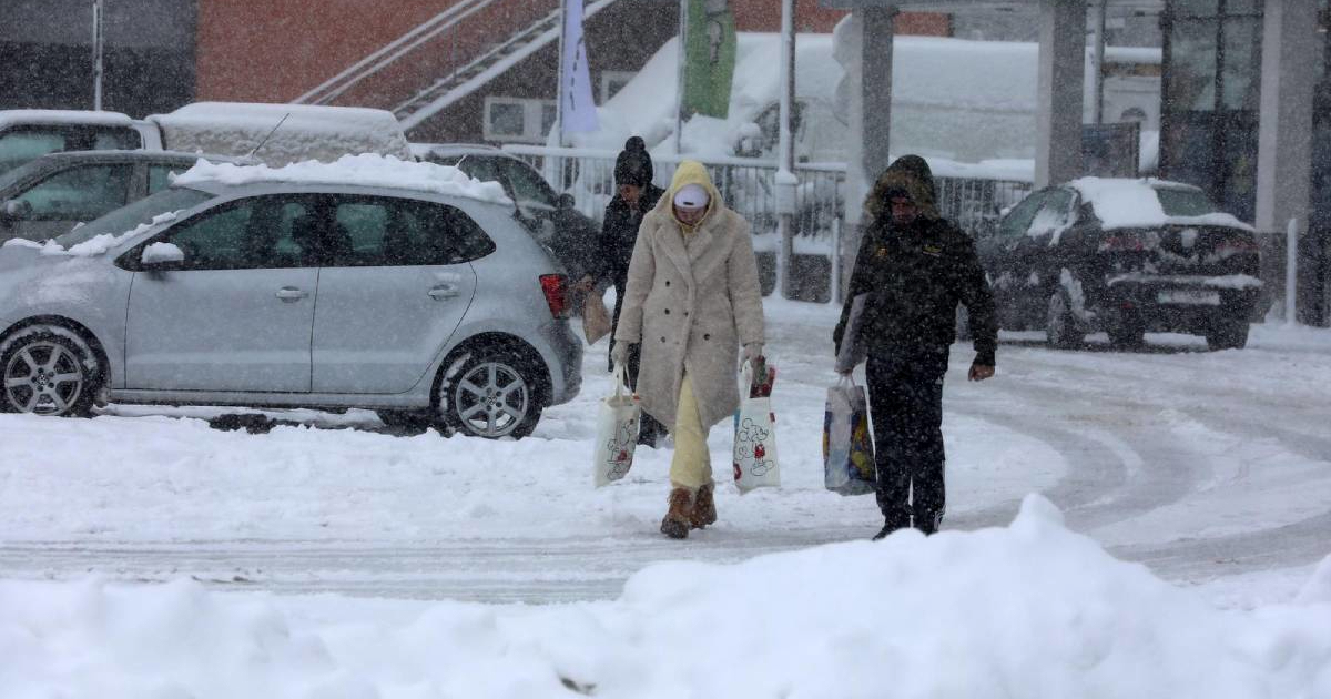 Snijeg zabijelio dijelove Rijeke i okolice, uvedena obavezna zimska oprema
