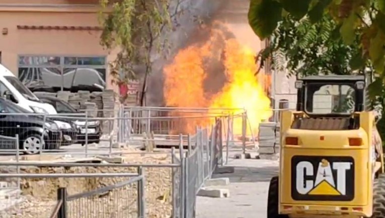 VIDEO Velika eksplozija u centru Karlovca. Radniku opečeni glava, trbuh, prsa, ruke
