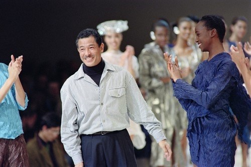Umro japanski modni dizajner Issey Miyake