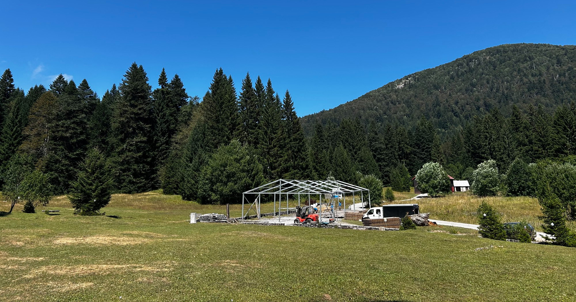 FOTO Na Velebitu podižu veliki šator za svadbu. Nacionalni park: Imaju sve dozvole