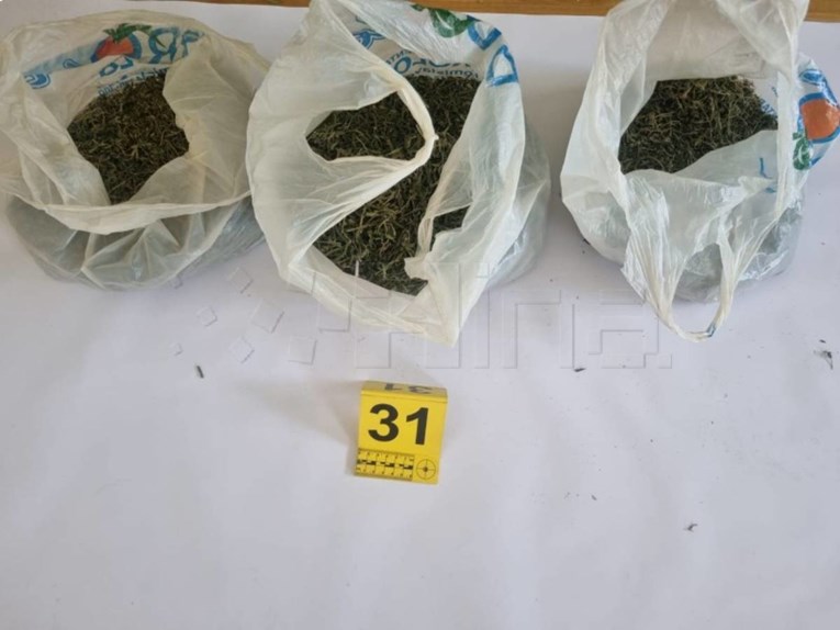 U Osijeku uhićena četvorka. Imali više od 4 kilograma trave, speed...