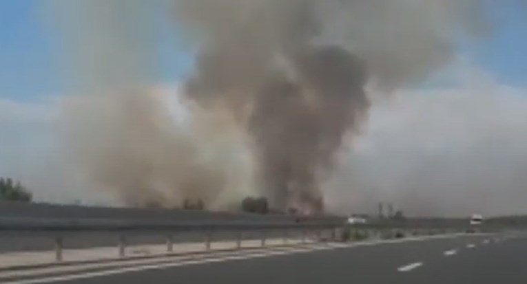 VIDEO Gori uz autocestu A1, požar gase 3 aviona, dim na autocesti