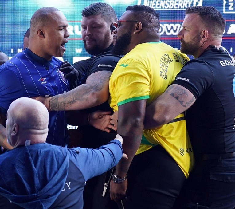 VIDEO Bivši Cro Copov protivnik ošamario suparnika. Zaštitari spriječili tučnjavu