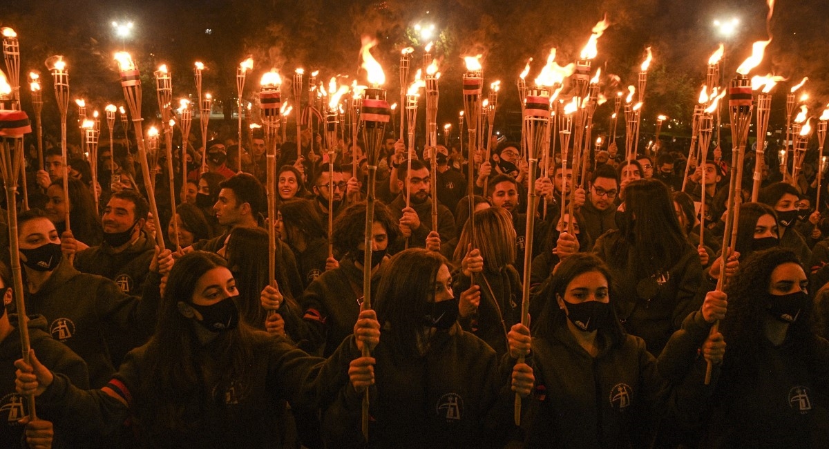 Armenci obilježili obljetnicu genocida, nosili baklje i palili turske zastave