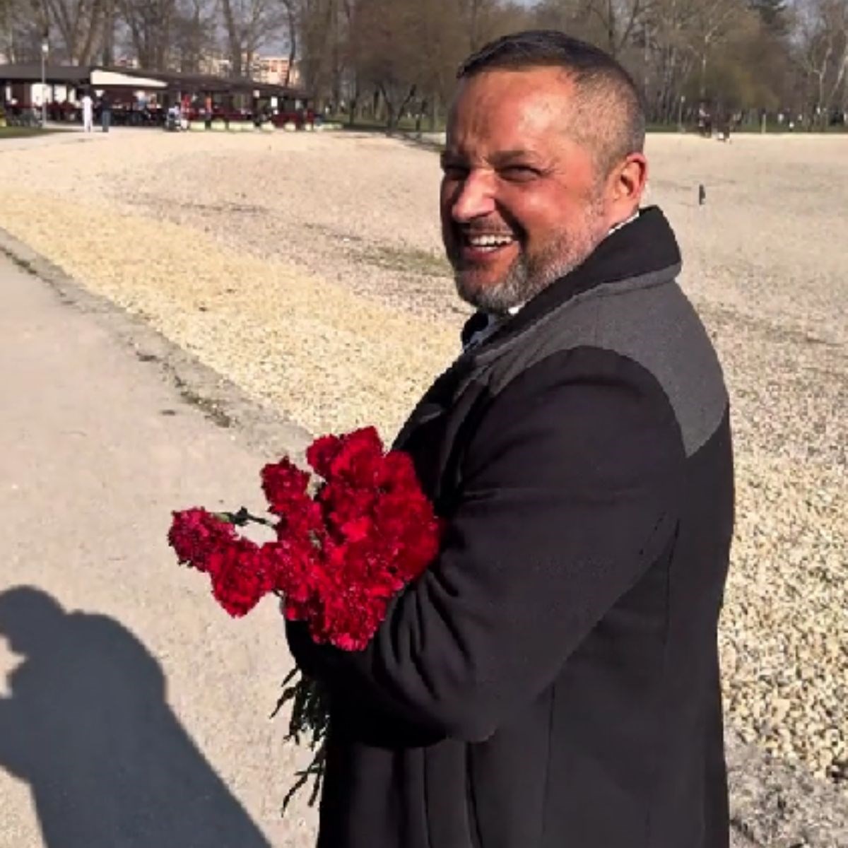 VIDEO Šef zagrebačkog SDP-a ženama dijelio karanfile: "Osjećam se kao ku*va"