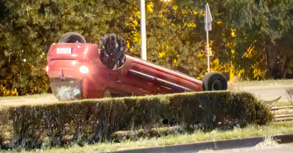FOTO Auto završio na krovu na tramvajskoj pruzi u Zagrebu