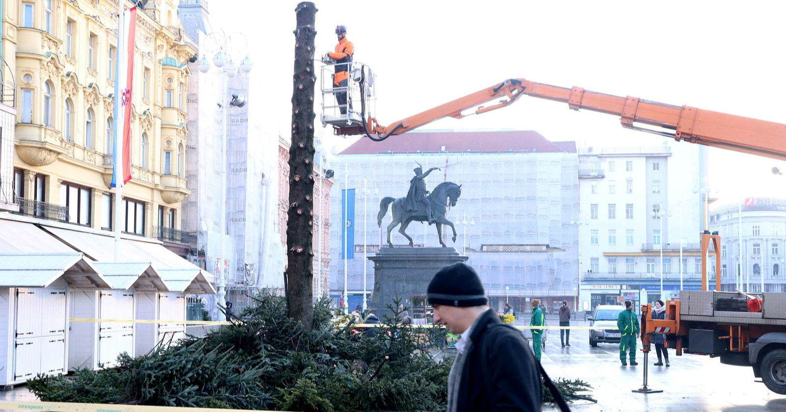 FOTO Uklonjen je bor s Trga bana Jelačića