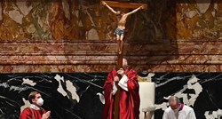 Papa i ove godine predvodio Križni put bez javnosti