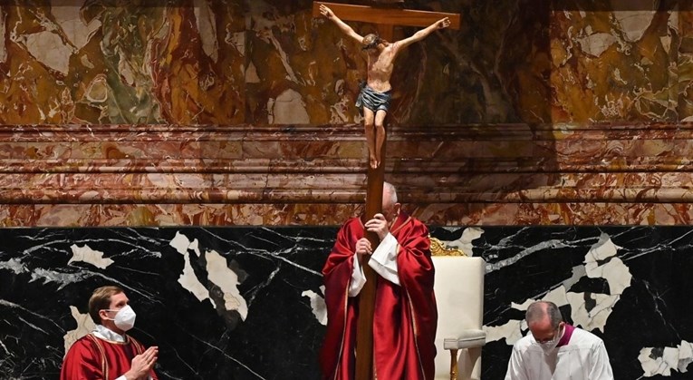 Papa i ove godine predvodio Križni put bez javnosti