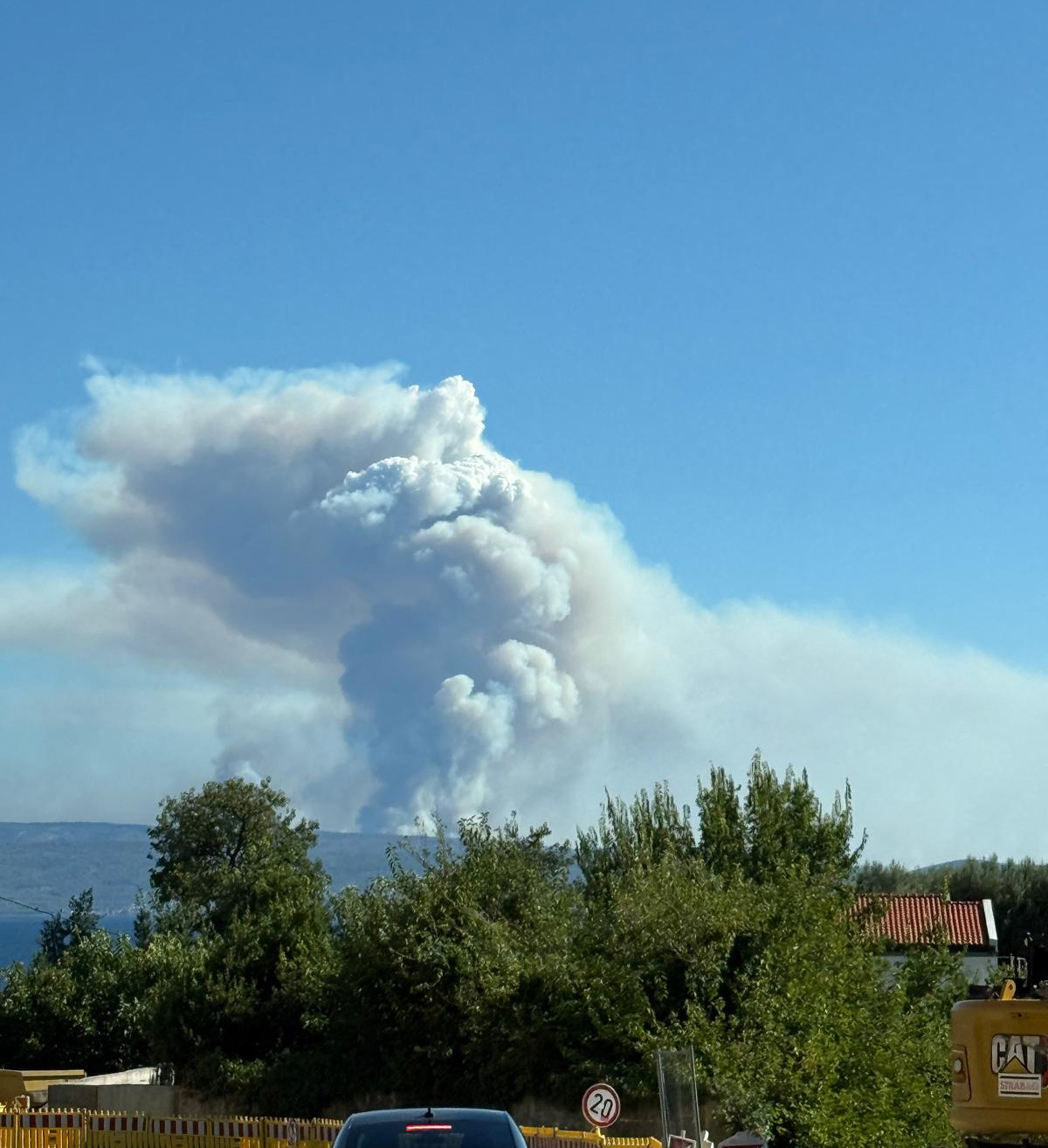 I dalje gori na Braču: Više od 170 vatrogasaca na terenu, sanacija će trajati do kiše