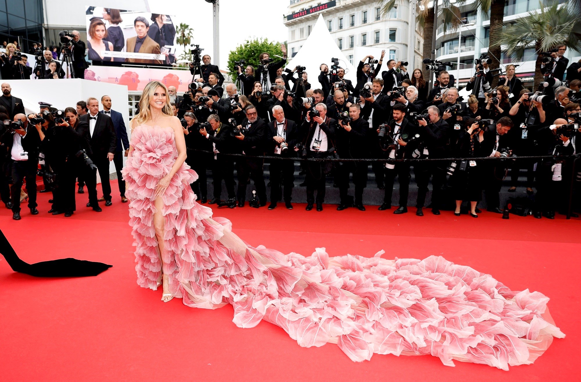 Heidi Klum izdanjem na crvenom tepihu prekršila sva pravila odijevanja u Cannesu