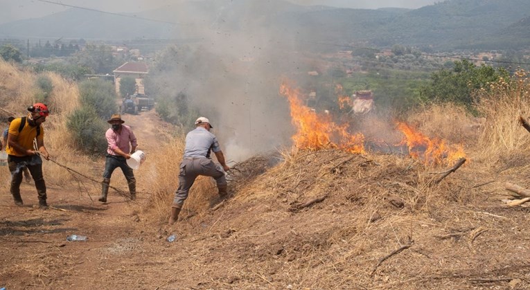 U Turskoj zbog požara evakuirano više od 50.000 ljudi, u Izmiru ga gasili cijelu noć