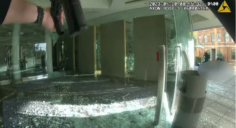 VIDEO Objavljena snimka dolaska policije na mjesto masovne pucnjave u banci u SAD-u