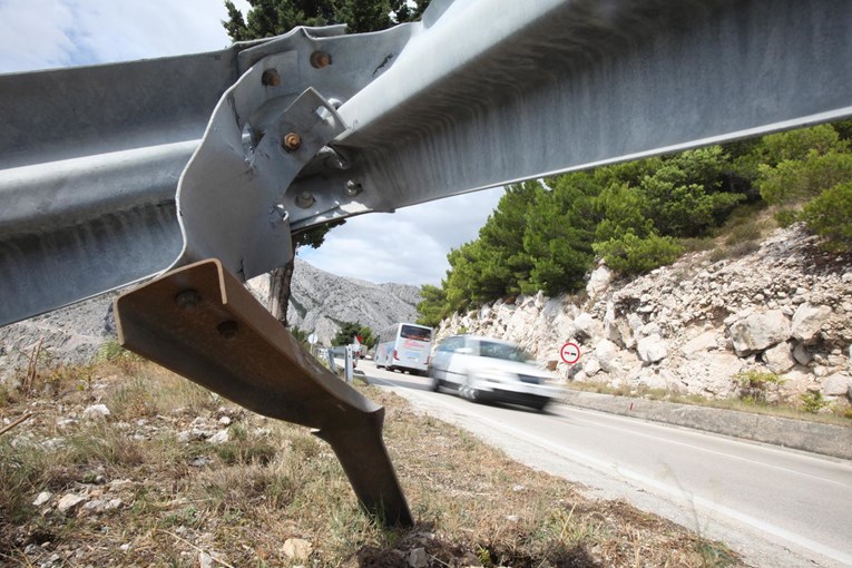 Težak sudar auta i motocikla iznad Brela, motociklist helikopterom prebačen u Split