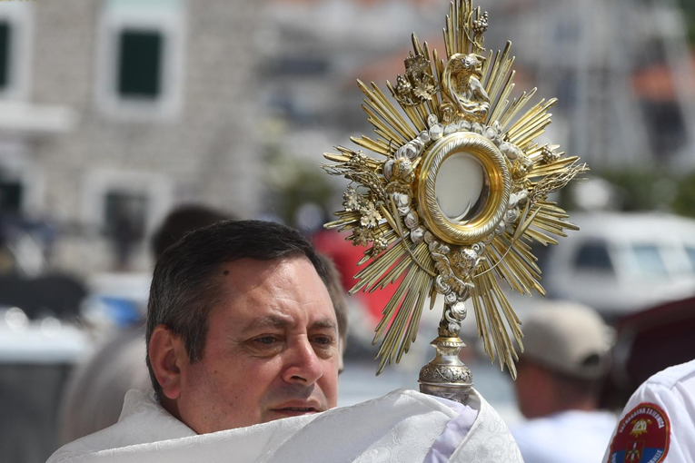 Župnik iz Vodica objavio koliko je novca dobio od blagoslova