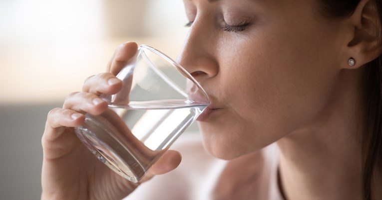 Ne trebate piti osam čaša vode svaki dan: Znanstvenici otkrili savršenu količinu