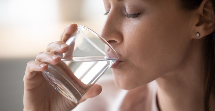 Ne trebate piti osam čaša vode svaki dan: Znanstvenici otkrili savršenu količinu