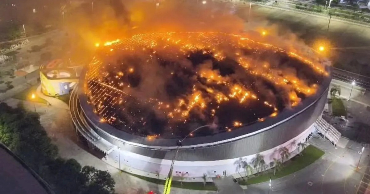 VIDEO Ogroman požar na stadionu u Brazilu. Gasilo ga 80 vatrogasaca