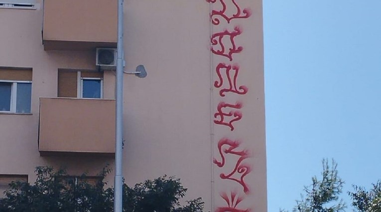 FOTO Na zgradi u Splitu netko napravio grafit od 8 metara, stanari bijesni