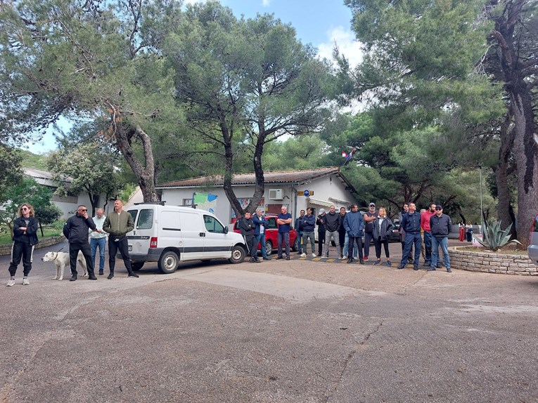 VIDEO Inspektori došli zapečatiti kamp u Tisnom, ljudi ih nisu pustili