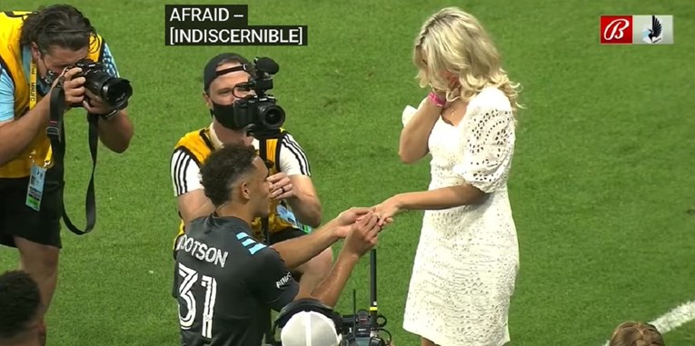 Zvijezda MLS-a nakon utakmice pred punim tribinama zaprosila djevojku Hrvaticu
