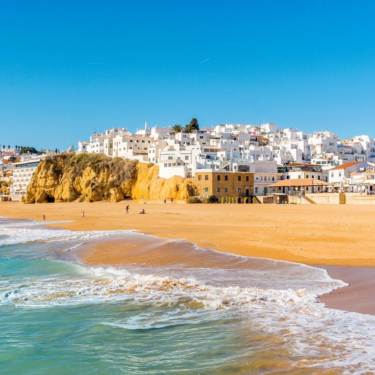 3000 sunčanih sati godišnje: Europska destinacija proglašena najjeftinijom u 2025.