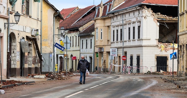 U centru Petrinje nakon novog potresa srušio se dio zgrade