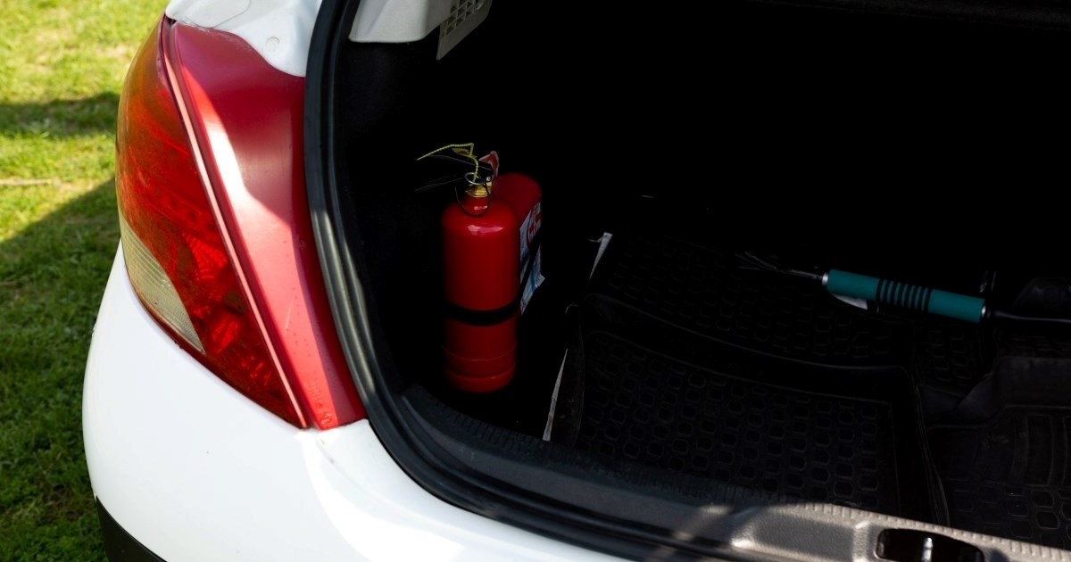 Pomagao im da zamijene gume pa ga strpali u prtljažnik i opljačkali. Uhićeni su