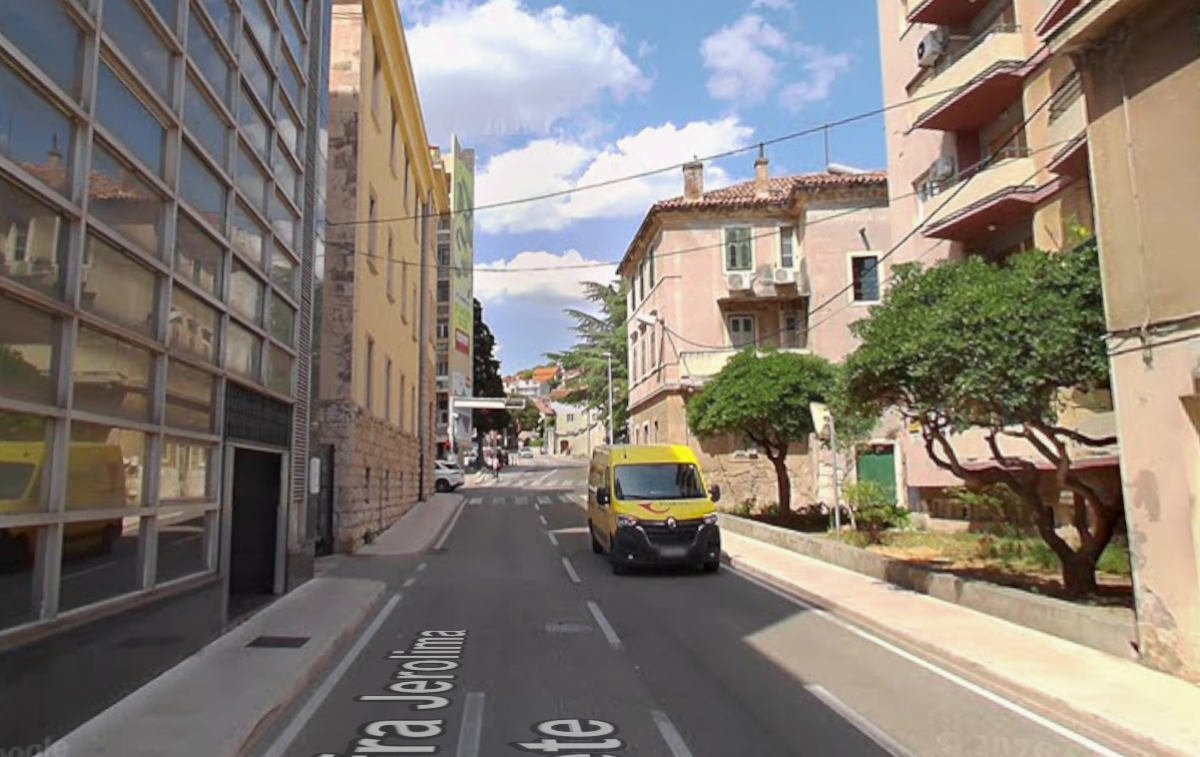 U Šibeniku skela od 10 metara pala na pješaka. Izvođač radova dobio kaznenu prijavu