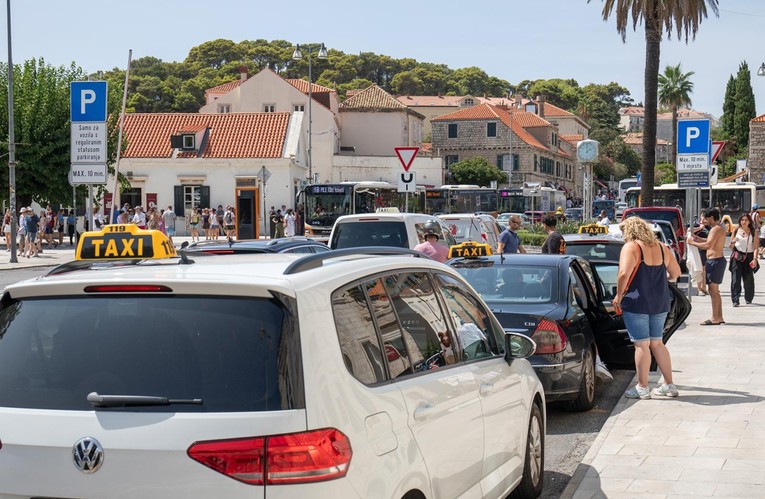 Izglasane velike promjene za taksi prijevoz. Ministar će moći ograničiti cijene