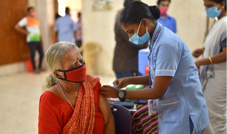 U Indiji besplatno cijepljenje protiv korone za sve odrasle građane