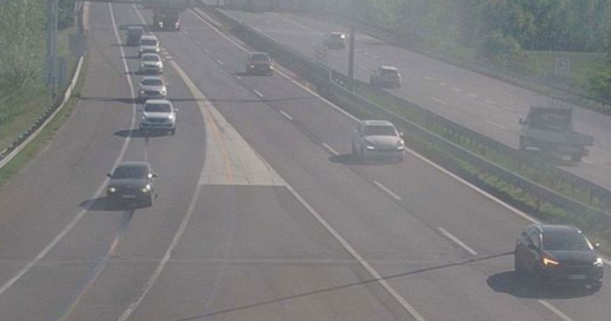 Gori auto na A3, stvorila se kolona